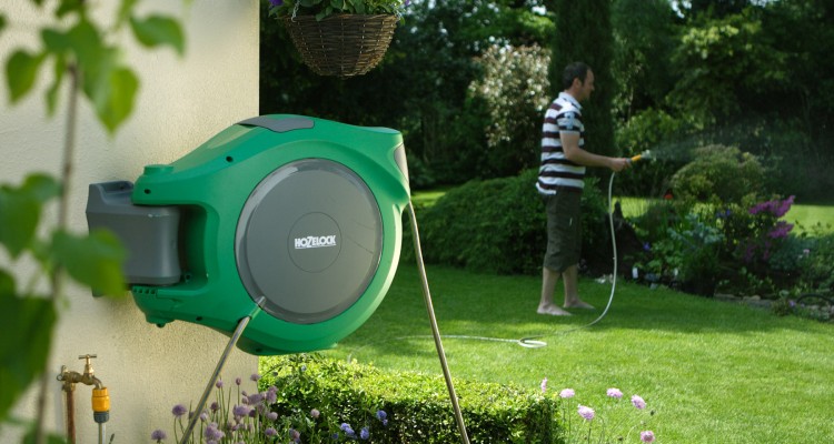 Hozelock Auto Reel  In The Garden with Kim Syrus